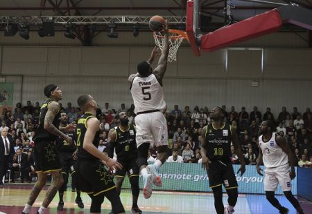 Ο Ήφαιστος τα έβαζε, ο Άρης τα… έσπαγε (73-64)