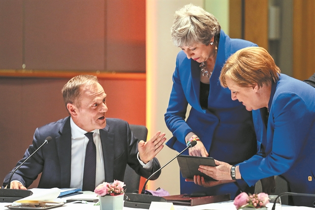 Πήραν την παράταση, αλλά το τέλμα παραμένει