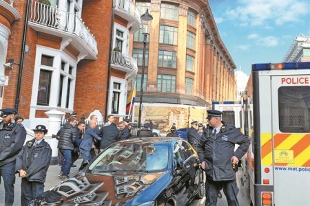 Ο Τραμπ ζητεί την «κεφαλή» του Ασάνζ