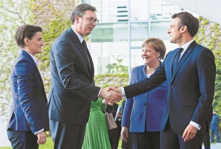 Μέρκελ – Μακρόν ψάχνουν διέξοδο για το «βαλκανικό κουβάρι» 