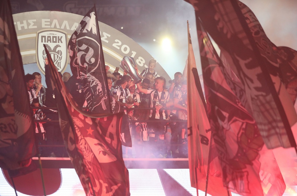 Χαμός στην Τούμπα: Ο Βιεϊρίνια σήκωσε το τρόπαιο (vid)