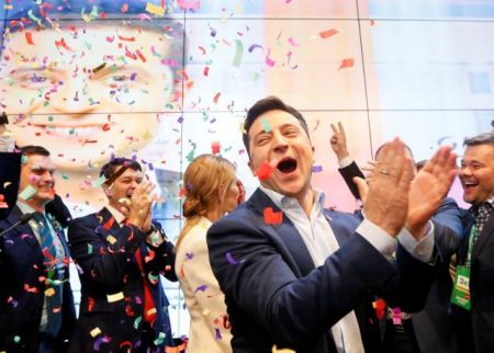 Οι Ουκρανοί έκαναν την έκπληξη εκλέγοντας πρόεδρο τον Ζελένσκι για να πατάξει τη διαφθορά