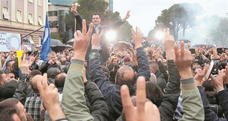 Î”Î¹Î±Ï†Î¸Î¿ÏÎ¬ ÎºÎ±Î¹ Î±Î³Î±Î½Î¬ÎºÏ„Î·ÏƒÎ· Ï€Î½Î¯Î³Î¿Ï…Î½ Ï„Î·Î½ Î‘Î»Î²Î±Î½Î¯Î± | tovima.gr