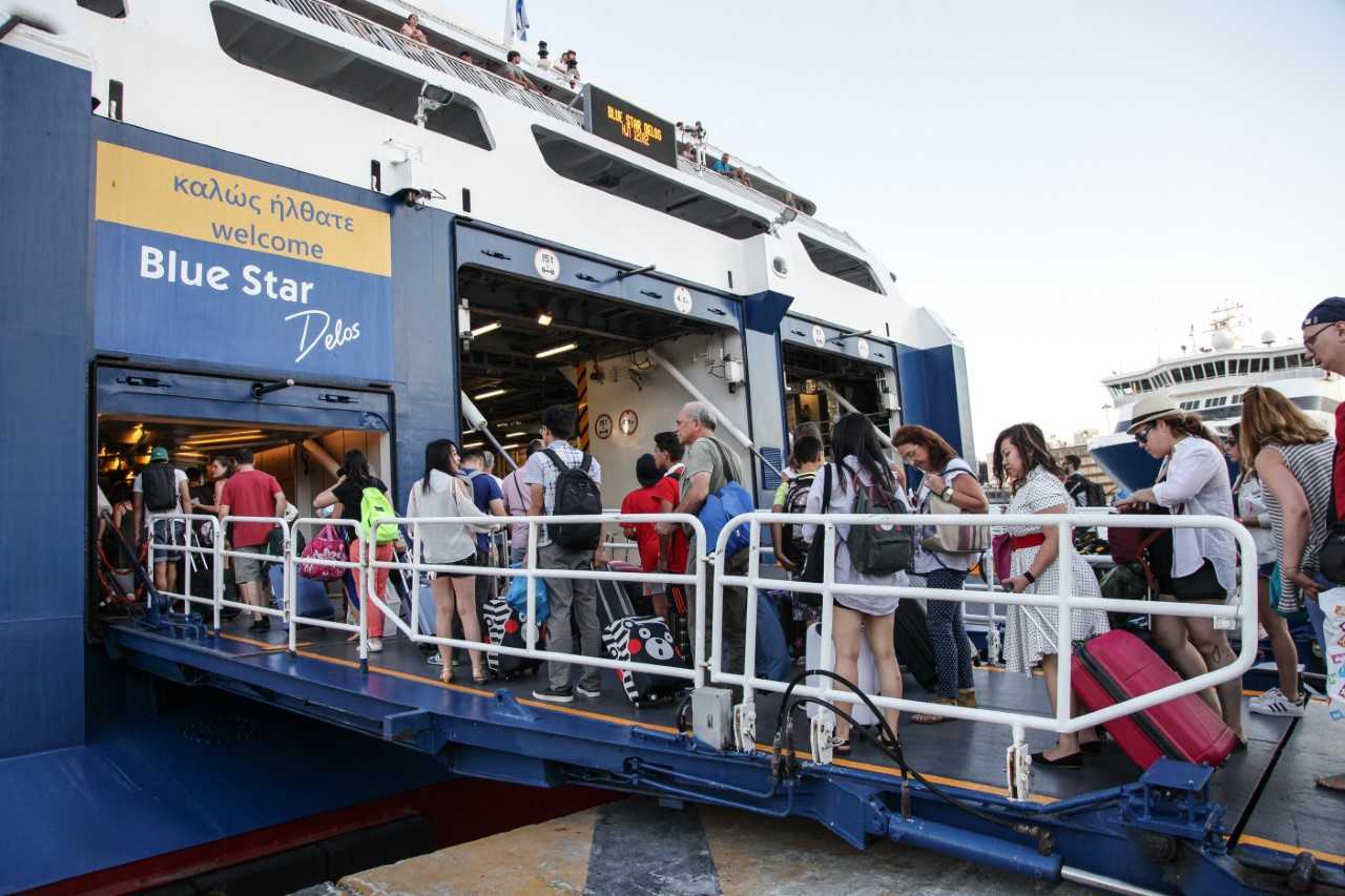 Εξοδος Πάσχα: Είδος προς εξαφάνιση τα εισιτήρια για οχήματα στα πλοία