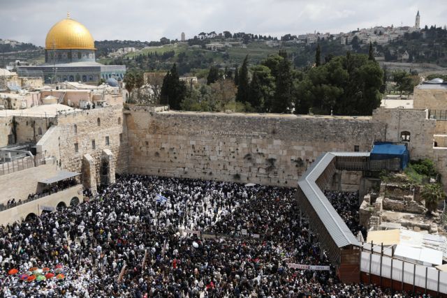 Εβραϊκό Πάσχα: Προσευχή χιλιάδων πιστών στο Τείχος των Δακρύων