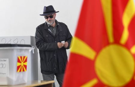 Βόρεια Μακεδονία: Η αποχή και η στάση των Αλβανών «κλειδιά» για τον β΄ γύρο