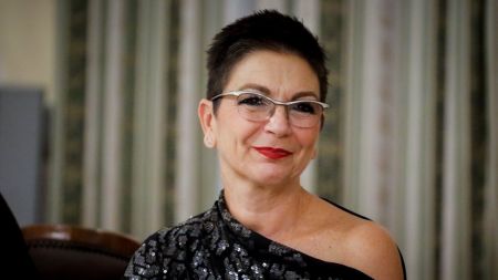 Νέο χτύπημα κατά Στουρνάρα μέσω της συζύγου του