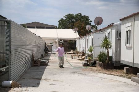 Η ΕΛΑΣ απομακρύνει πρόσφυγες από τη δομή φιλοξενίας του Ελαιώνα