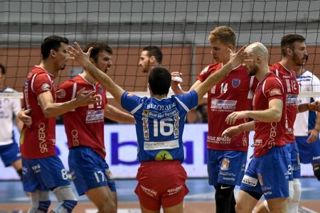 Κέρδισε τον Ολυμπιακό και έμεινε «ζωντανός» ο Φοίνικας