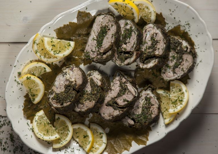 Αρνί ρολό γεμιστό με σπανάκι και αρωματικά βότανα, σε αμπελόφυλλα | tovima.gr