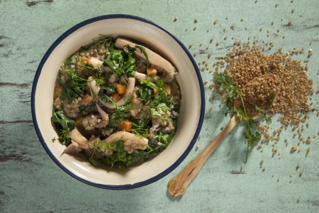 Σουπιές μαγειρευτές με χόρτα και πλιγούρι