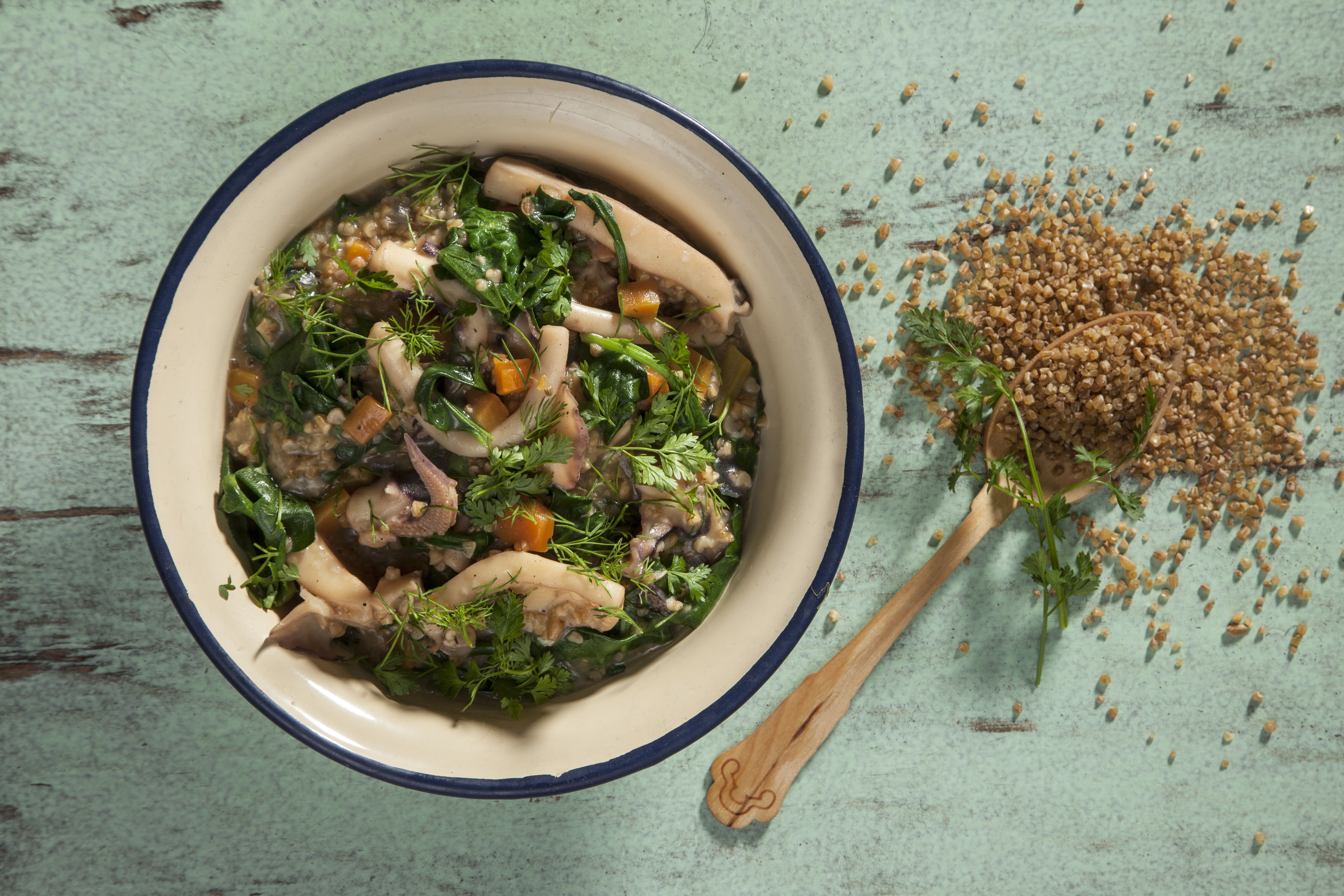 Σουπιές μαγειρευτές με χόρτα και πλιγούρι