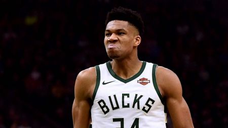 NBA : Με μυθικό Αντετοκούνμπο οι Μπακς… σκούπισαν τους Πίστονς