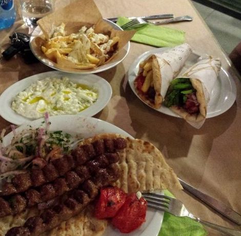 Επιτροπή Ανταγωνισμού: Ελεγχος για τις αυξήσεις στα σουβλάκια