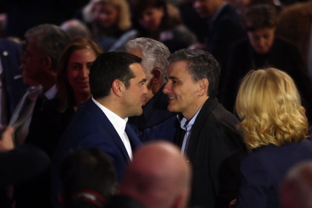 Κυβέρνηση: Ανοίγει τα ταμεία και μοιράζει ευρώ για να σωθεί