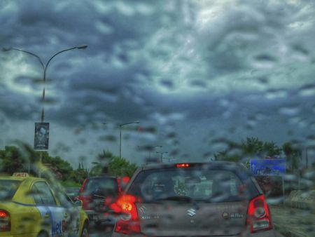 SOS από επιστήμονες : Ακόμη και λίγη βροχή αυξάνει τον κίνδυνο τροχαίου