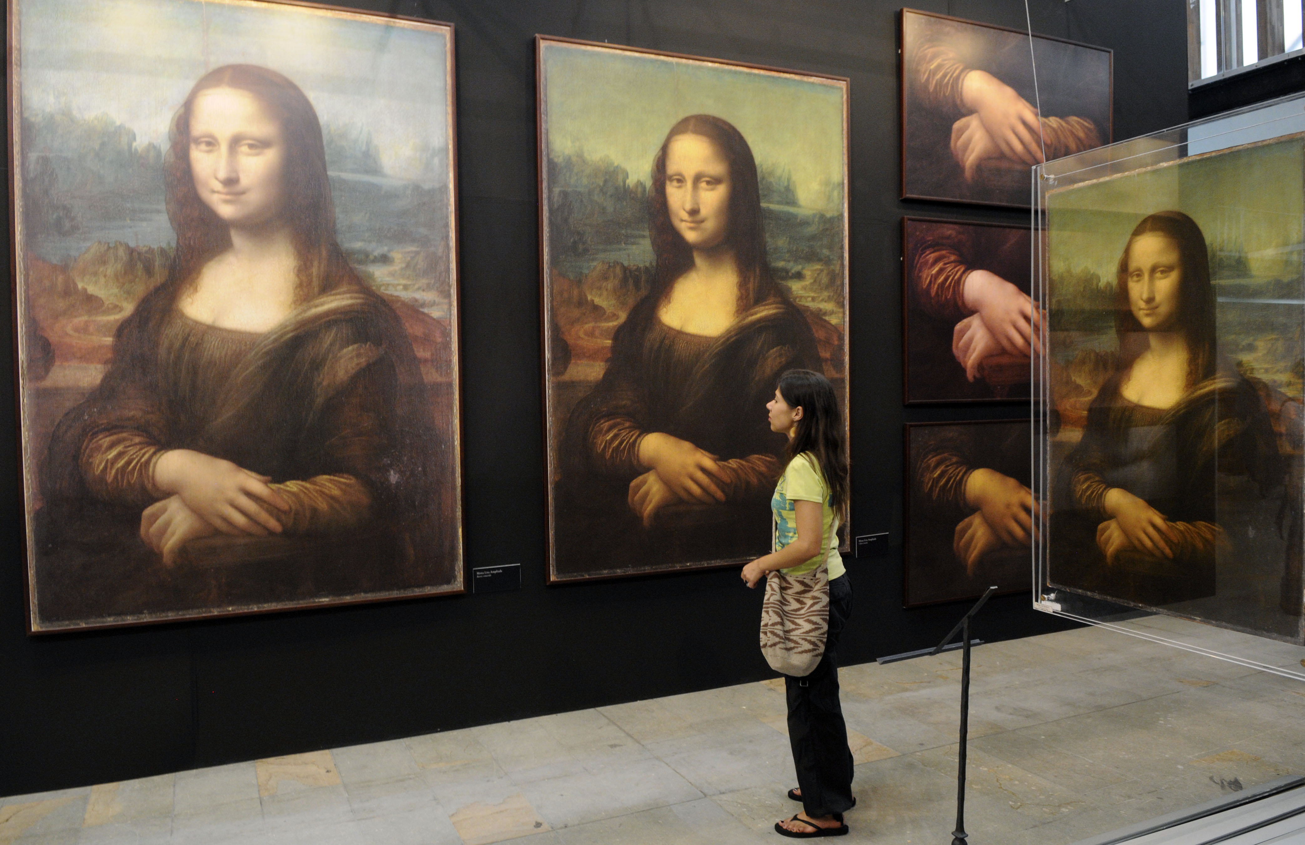 Что за картина. Мона Лиза картина Леонардо да Винчи. Мона Лиза да Винчи в Лувре. Картина Леонардо да Винчи Джоконда в музее. Леонардо да Винчи. Мона Лиза. 1514-1515..