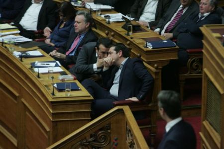 Τσίπρας – ΣΥΡΙΖΑ: Το στρατηγικό κενό και η λάσπη στην ανεμιστήρα