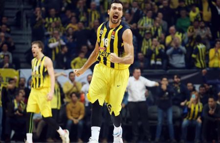 Σλούκας : «Το αξίζει η Φενέρ, δουλέψαμε σκληρά όλη τη χρονιά…»