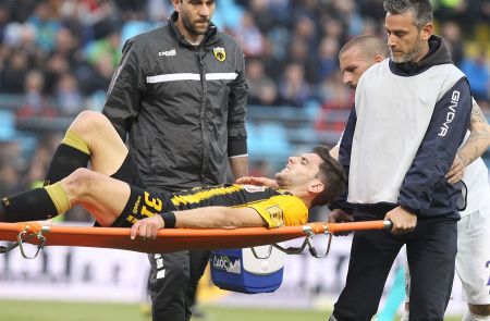 Τραυματίστηκε ο Μπογέ στη Λαμία, αγωνία στην ΑΕΚ