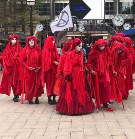 Λονδίνο: Ακτιβιστές διαδηλώνουν για την κλιματική αλλαγή έξω από το Χρηματιστήριο