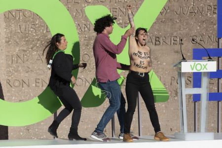 Ισπανία: Γυμνόστηθες ακτιβίστριες διέκοψαν προεκλογική συγκέντρωση του ακροδεξιού Vox