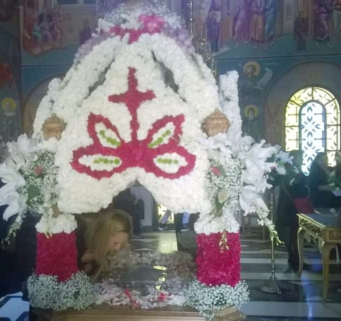 Επιτάφιος στο Μάτι: Συγκλονιστικές εικόνες με τους κατοίκους που περιμένουν την «ανάσταση»