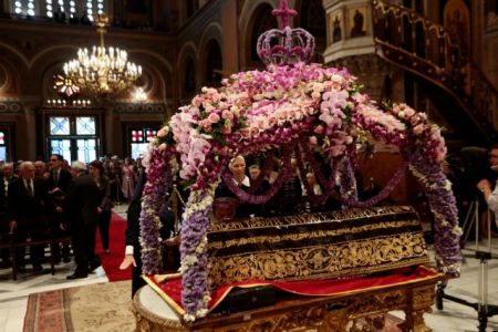 Με κατάνυξη η ακολουθία και η περιφορά του Επιταφίου σε όλη τη χώρα