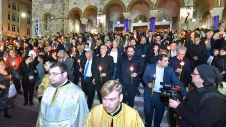 Πειραιάς: Στην ακολουθία των Επιταφίων Βαγγέλης Μαρινάκης και Γιάννης Μώραλης