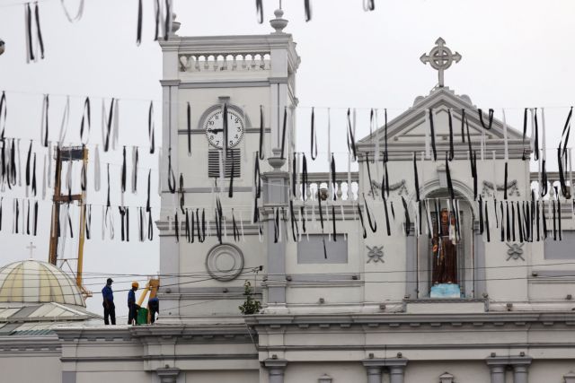 Σρι Λάνκα: Η στιγμή που ο δράστης σκορπά το θάνατο (video)