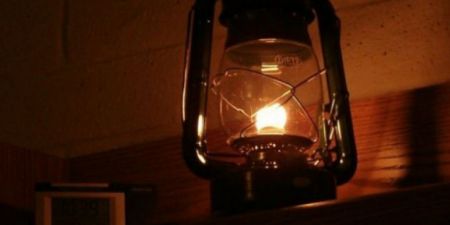 Συγκινεί η περιπέτεια μαθητή που ζει χωρίς ρεύμα και έχει αδερφό σε μηχανική υποστήριξη