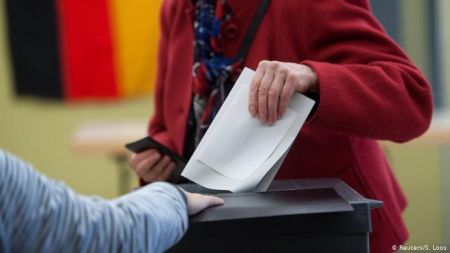 Deutsche Welle: Η χαμένη μάχη για τον κεντρώο χώρο