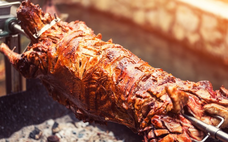 Κυριακή του Πάσχα: Γιατί σουβλίζουμε αρνί