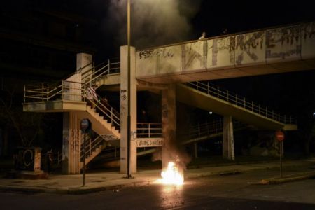 Νέος Κόσμος: Ανάσταση με… μολότοφ για άλλη μια χρονιά