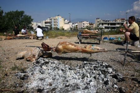 Οι Έλληνες γιορτάζουν το Πάσχα και γλεντούν σε όλη τη χώρα
