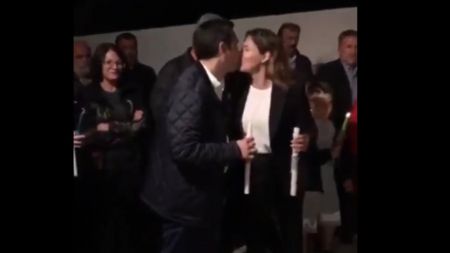 Τo φιλί του Αλέξη Τσίπρα στην Μπέτυ Μπαζιάνα μετά την Ανάσταση