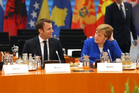 Der Spiegel: Η προσπάθεια της Μέρκελ να βρει λύση στα Βαλκάνια και οι φόβοι του Μακρόν