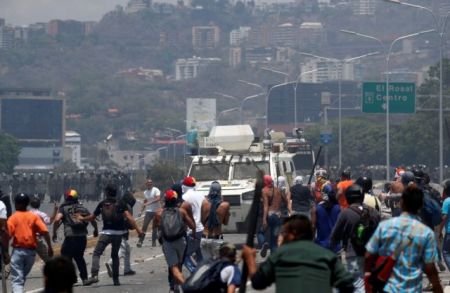 Βενεζουέλα: Τεθωρακισμένο όχημα να πέφτει πάνω σε διαδηλωτές (video)