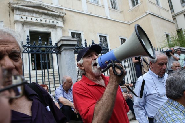 Συντάξεις: Δίνουν κουτσουρεμένες υποσχέσεις για τα αναδρομικά