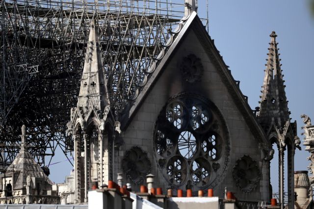 Ένας στους δύο Γάλλους θέλει να ξαναχτιστεί η Παναγία των Παρισίων όπως ήταν πριν την πυρκαγιά
