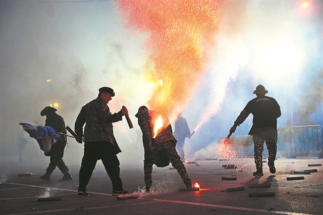 Αδέσποτες σαΐτες, αδέσποτες       σφαίρες, αδέσποτη χώρα