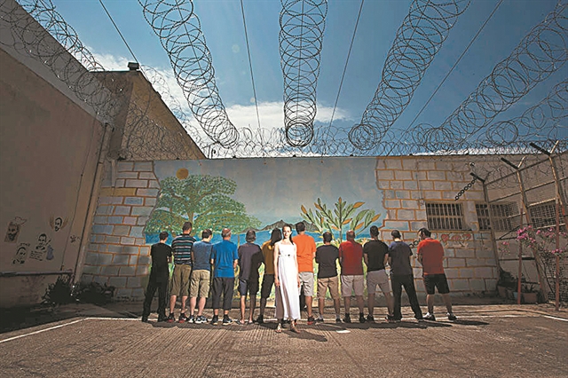 Η τέχνη εκτός των τειχών με κοινωνικό πρόσημο