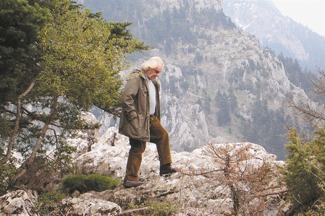 Διανοούμενος με ειρωνεία        και πάθος