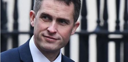 Βρετανία: Η Μέι έδιωξε από την κυβέρνηση τον υπουργό Άμυνας