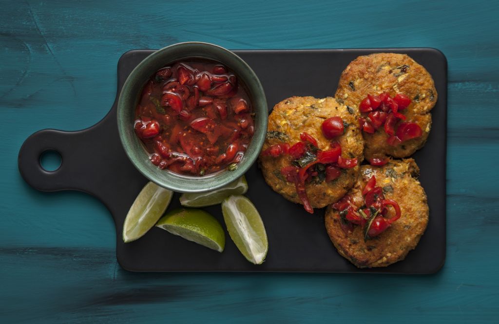 Δροσεροί κοτοκεφτέδες φούρνου με sauce tartare ντομάτας