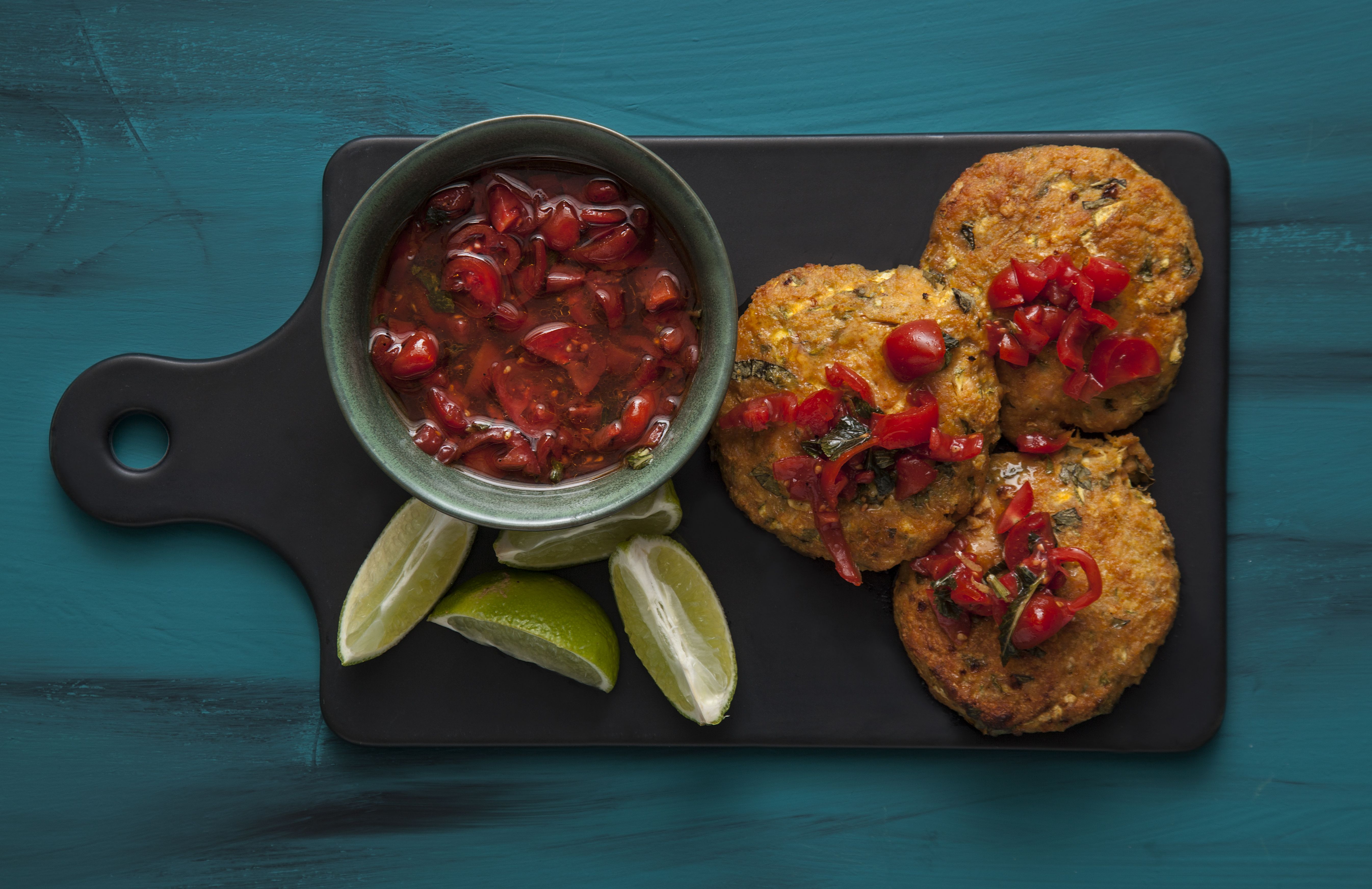 Δροσεροί κοτοκεφτέδες φούρνου με sauce tartare ντομάτας