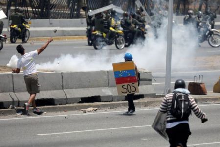 Βενεζουέλα: Συγκρούσεις διαδηλωτών – στρατού