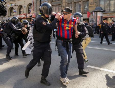 Αγία Πετρούπολη: Συλλήψεις σε διαδήλωση κατά του Πούτιν