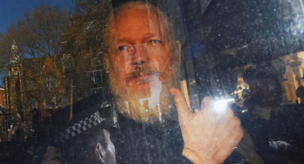 Ο Ασάνζ και ο κύκλος του φόβου στον Τύπο