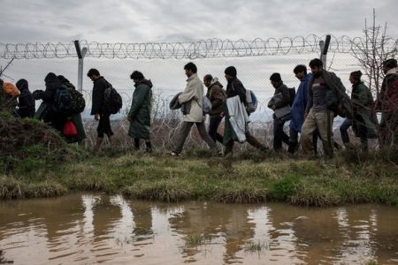 Εβρος: Σοβαρές καταγγελίες για παράνομες επαναπροωθήσεις προσφύγων από βίαιους κουκουλοφόρους